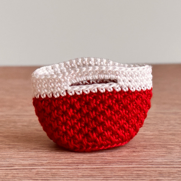 かぎ針編みのミニチュアバッグ(赤×白) 1枚目の画像
