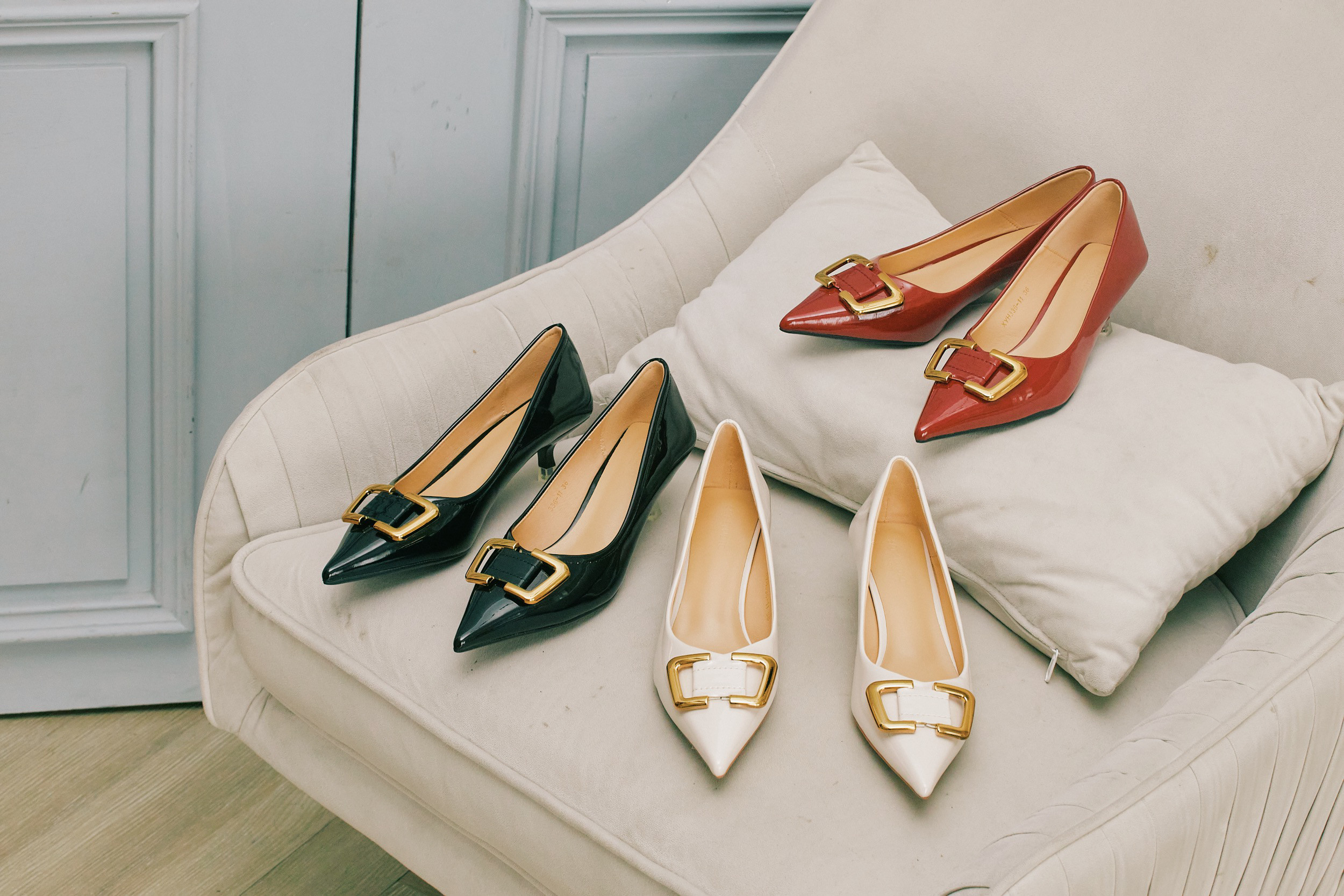 ヘレンポインテッドトゥバックルパンプス【ホワイト】【ブラック】【ワインレッド】