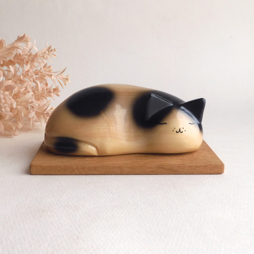 眠り猫（ハチワレ） Wooden sleeping cat その他置物 工房西岡