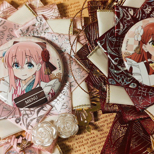 さとみ ロゼット 痛ロゼット、ハート型、硬質ケースB7&缶バッチ54㎜×2個