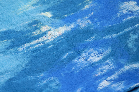 ウールフェルトスカーフ/ウェットフェルトスカーフ/水彩アーティスティックスカーフ/ウールグラデーションスカーフ-地中海ブルースカ 5枚目の画像