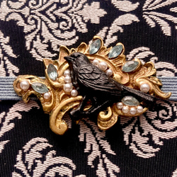 ✤ヨーロッパアンティーク 鍵穴飾りの帯留めブローチ✤ 黒い鳥×ライトサファイア 9枚目の画像