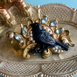 ✤ヨーロッパアンティーク 鍵穴飾りの帯留めブローチ✤ 黒い鳥×ライトサファイア 2枚目の画像