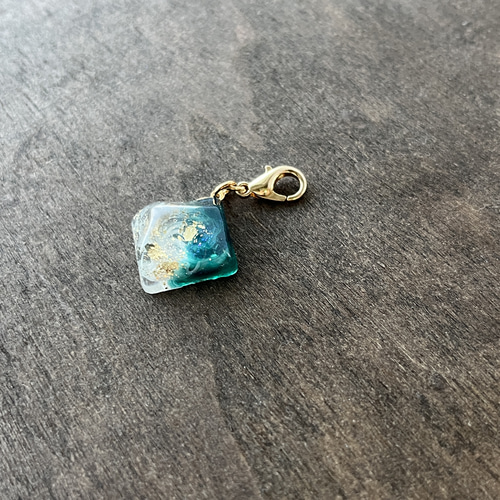 モスグリーンのゴールドチャーム / 緑 / レジン その他アクセサリー 華 