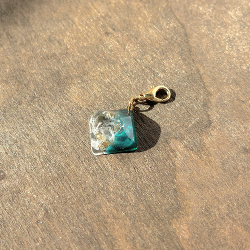 モスグリーンのゴールドチャーム / 緑 / レジン その他アクセサリー 華 