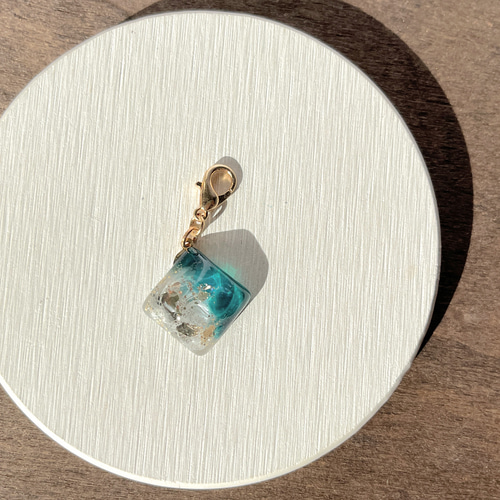 モスグリーンのゴールドチャーム / 緑 / レジン その他アクセサリー 華 