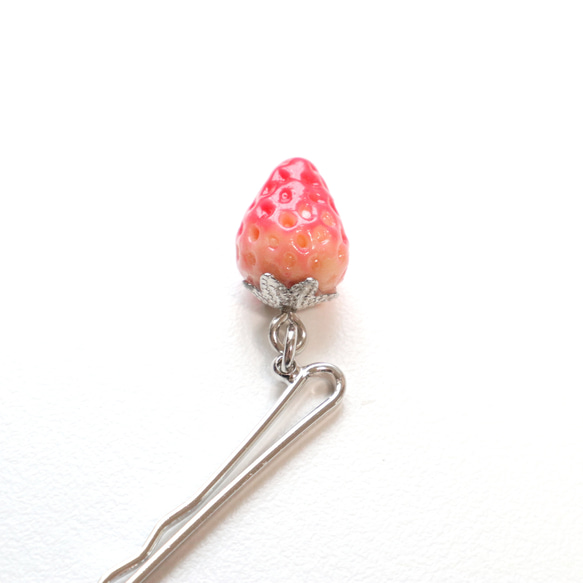 小さな苺のヘアピン＊シルバーカラー 3枚目の画像
