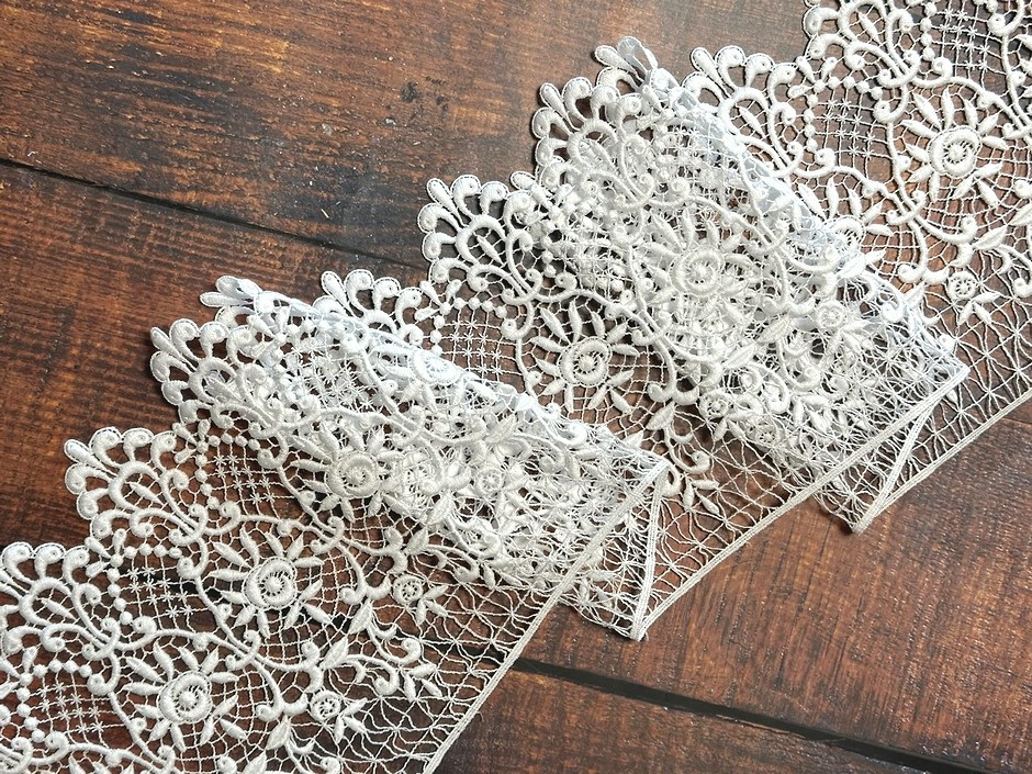 レース編み ドイリー 赤ビーズ クリームベース ハンドメイド