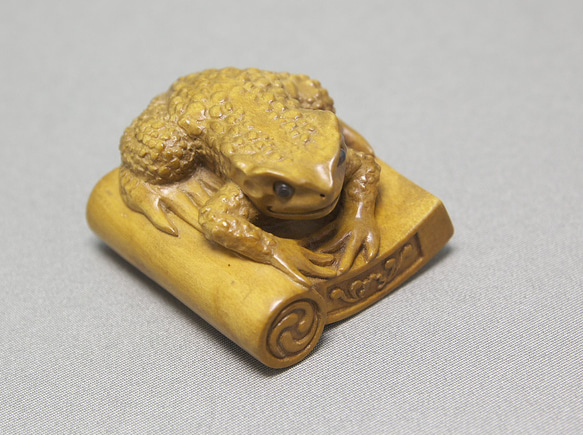 【根付・置物】瓦に蛙 / かわらにかえる（御蔵島産 黄楊材 使用） 瓦に蛙 かわらにかえる 短辺 高さ 65㎜