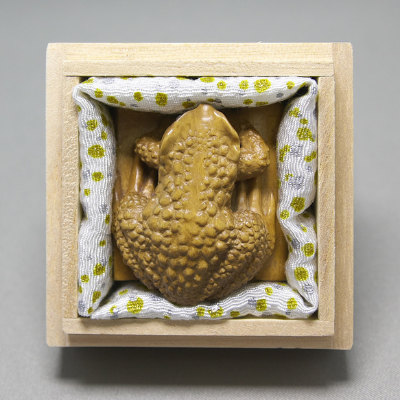 【根付・置物】瓦に蛙 / かわらにかえる（御蔵島産 黄楊材 使用） 瓦に蛙 かわらにかえる 短辺 高さ 65㎜