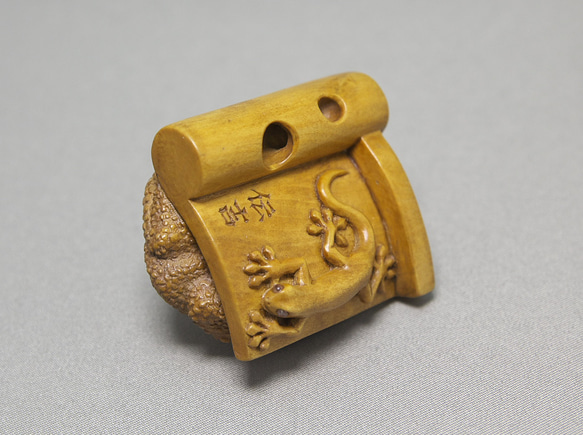 【根付・置物】瓦に蛙 / かわらにかえる（御蔵島産 黄楊材 使用） 瓦に蛙 かわらにかえる 短辺 高さ 65㎜