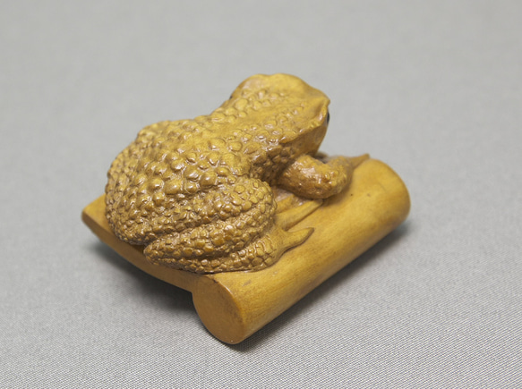 【根付・置物】瓦に蛙 / かわらにかえる（御蔵島産 黄楊材 使用） 瓦に蛙 かわらにかえる 短辺 高さ 65㎜