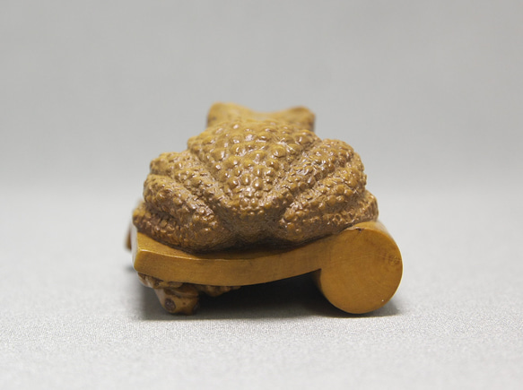 【根付・置物】瓦に蛙 / かわらにかえる（御蔵島産 黄楊材 使用） 瓦に蛙 かわらにかえる 短辺 高さ 65㎜