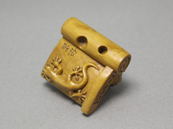 【根付・置物】瓦に蛙 / かわらにかえる（御蔵島産 黄楊材 使用） 瓦に蛙 かわらにかえる 短辺 高さ 65㎜