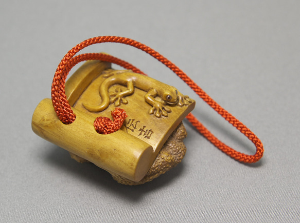 【根付・置物】瓦に蛙 / かわらにかえる（御蔵島産 黄楊材 使用） 瓦に蛙 かわらにかえる 短辺 高さ 65㎜