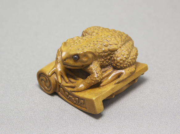 【根付・置物】瓦に蛙 / かわらにかえる（御蔵島産 黄楊材 使用） 瓦に蛙 かわらにかえる 短辺 高さ 65㎜