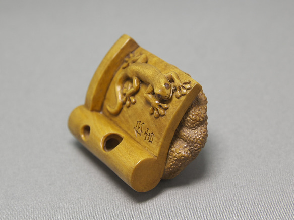 【根付・置物】瓦に蛙 / かわらにかえる（御蔵島産 黄楊材 使用） 瓦に蛙 かわらにかえる 短辺 高さ 65㎜