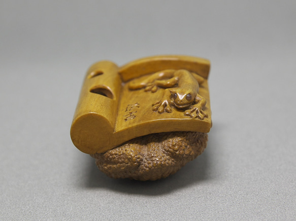 【根付・置物】瓦に蛙 / かわらにかえる（御蔵島産 黄楊材 使用） 瓦に蛙 かわらにかえる 短辺 高さ 65㎜