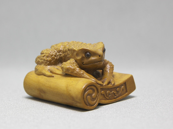 【根付・置物】瓦に蛙 / かわらにかえる（御蔵島産 黄楊材 使用） 瓦に蛙 かわらにかえる 短辺 高さ 65㎜