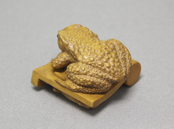 【根付・置物】瓦に蛙 / かわらにかえる（御蔵島産 黄楊材 使用） 瓦に蛙 かわらにかえる 短辺 高さ 65㎜