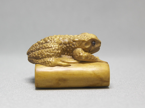 【根付・置物】瓦に蛙 / かわらにかえる（御蔵島産 黄楊材 使用） 瓦に蛙 かわらにかえる 短辺 高さ 65㎜