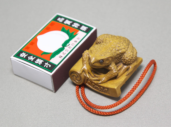 【根付・置物】瓦に蛙 / かわらにかえる（御蔵島産 黄楊材 使用） 瓦に蛙 かわらにかえる 短辺 高さ 65㎜