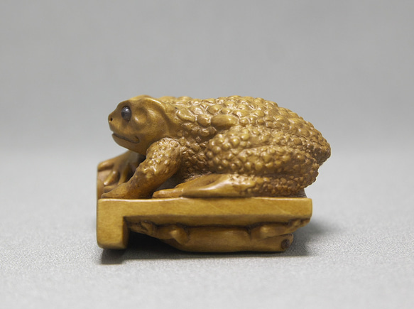 【根付・置物】瓦に蛙 / かわらにかえる（御蔵島産 黄楊材 使用） 瓦に蛙 かわらにかえる 短辺 高さ 65㎜