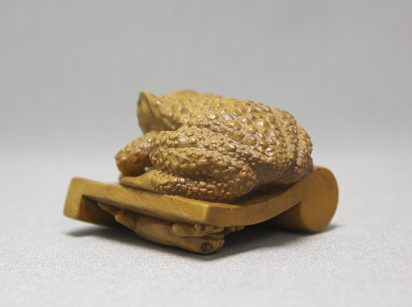 【根付・置物】瓦に蛙 / かわらにかえる（御蔵島産 黄楊材 使用） 3枚目の画像