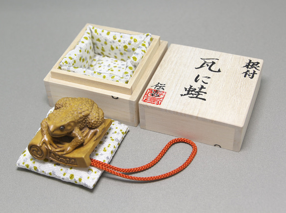 【根付・置物】瓦に蛙 / かわらにかえる（御蔵島産 黄楊材 使用） 瓦に蛙 かわらにかえる 短辺 高さ 65㎜