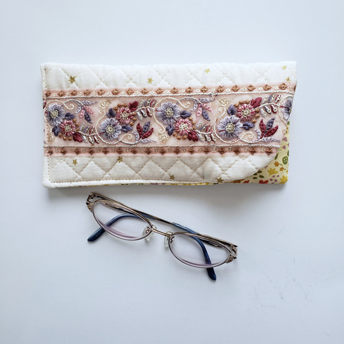 インド刺繍リボンのメガネケース・ピンク 置き型のメガネ入れ 拡大鏡