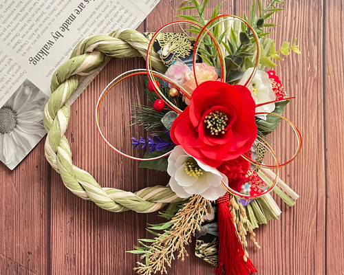 24.しめ縄リース No.341 椿の紅白しめ縄リース2024 ハンドメイドお正月飾り玄関リース