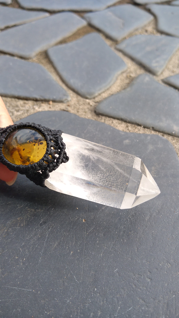 【カンチェンジュンガ産】ヒマラヤ水晶と虫入りアンバーの天然石マクラメペンダント[PEN-60] 3枚目の画像