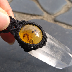 【カンチェンジュンガ産】ヒマラヤ水晶と虫入りアンバーの天然石マクラメペンダント[PEN-60] 4枚目の画像