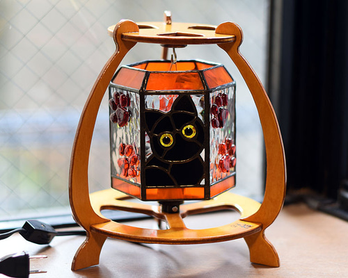 ステンドグラス・3本足木枠の6面猫ランプ 680 スタンドライト