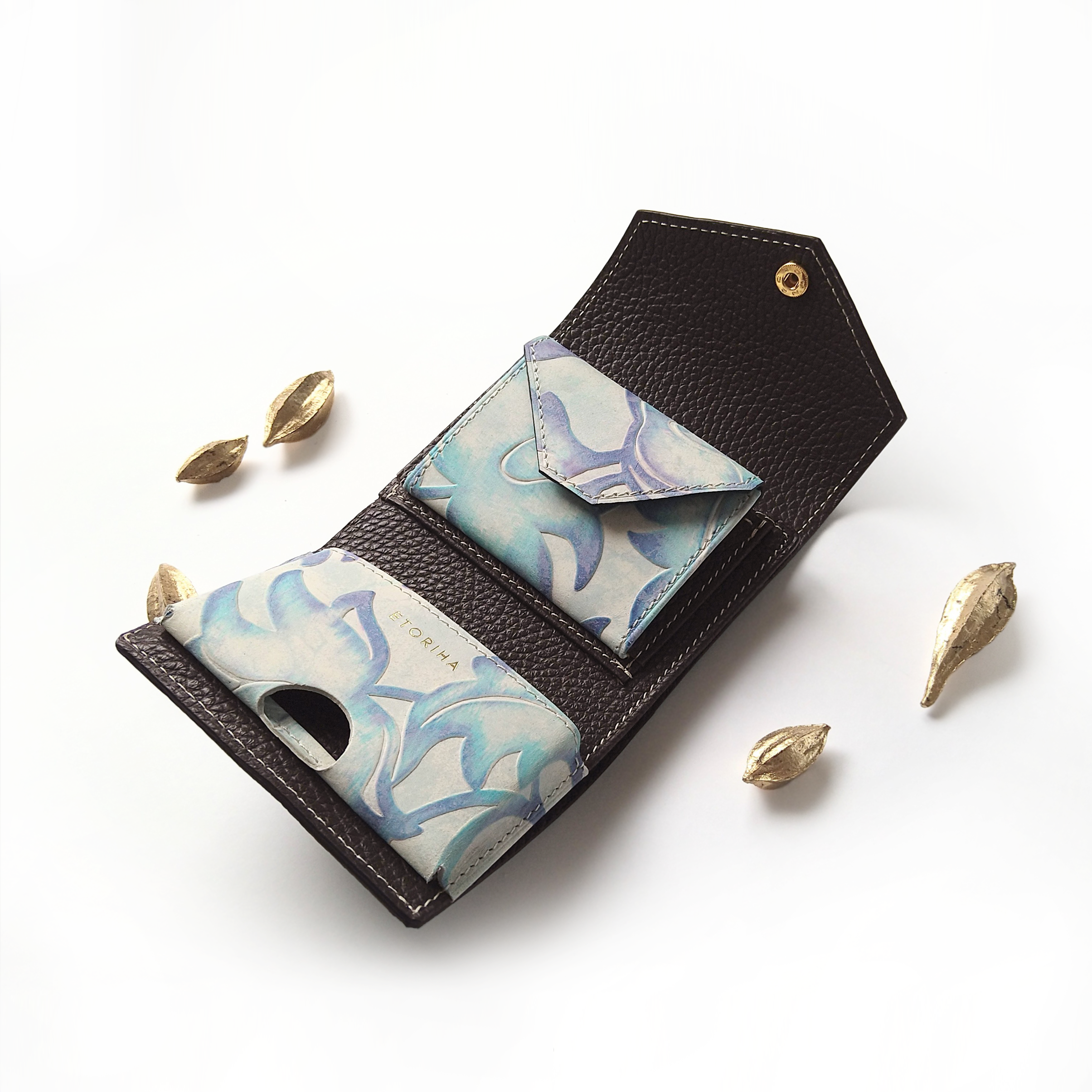 tayori｜手のひらサイズ＋収納力◎の三つ折り財布［col:月夜のダークチョコブラウン］ イタリア製ボタニカル型押し革