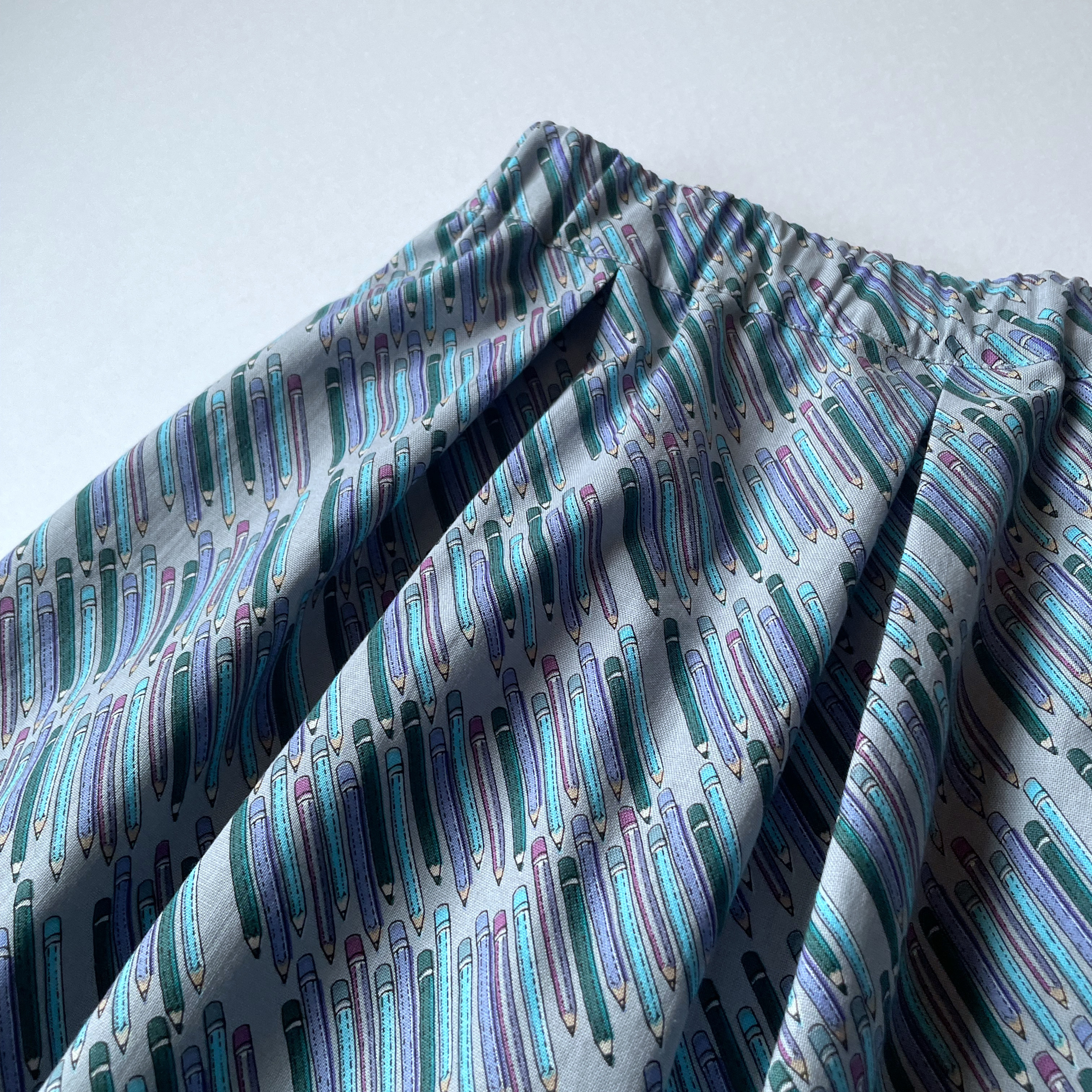 遊び心くすぐる鉛筆柄のロングタックスカート（裏地付き）