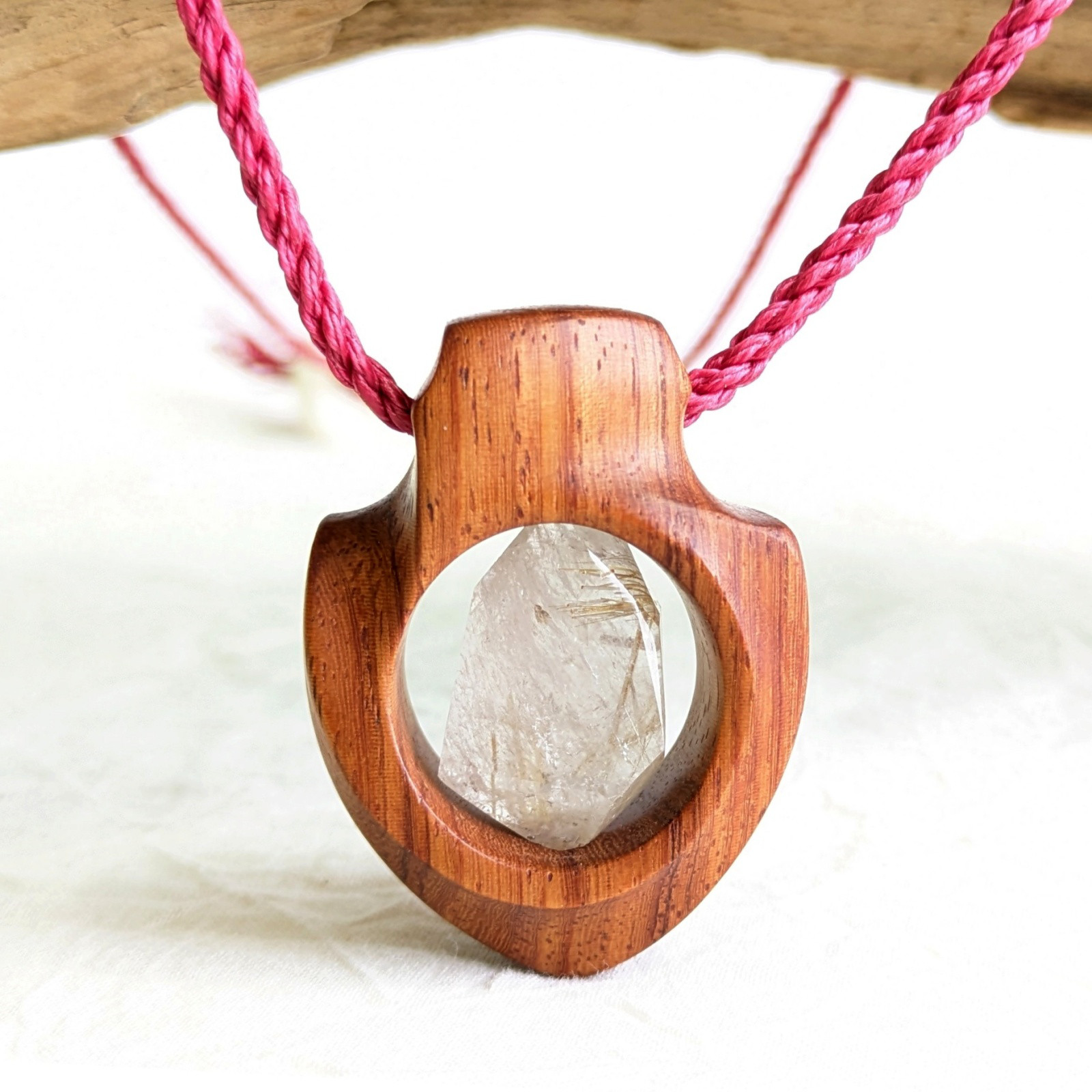 《身につける森林浴》ラフストーンと木の融合　ルチルクォーツとカリンのペンダント