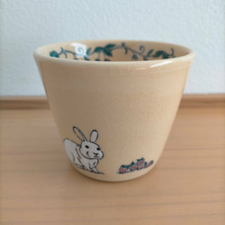 うさぎといちごのカップ(オーダー品) 5枚目の画像
