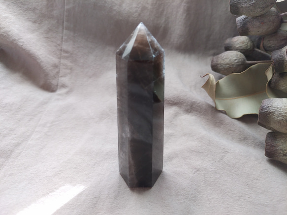 超希少　純天然黒水晶　モリオン鉱石六角柱　台座付き パワーストーン 天然石 モリオン 純天然 黒水晶 六角柱[T43-8041]