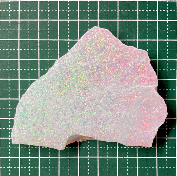 《合成オパール》(フローレスオパール) 原石 ホワイト/マルチ斑 62.4g 5枚目の画像