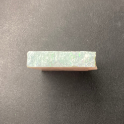 《合成オパール》(フローレスオパール) 原石 ホワイト/マルチ斑 61.2g 3枚目の画像