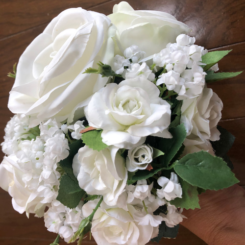 白バラとカスミソウのブーケ ウェディング・結婚式・プリンセス・前