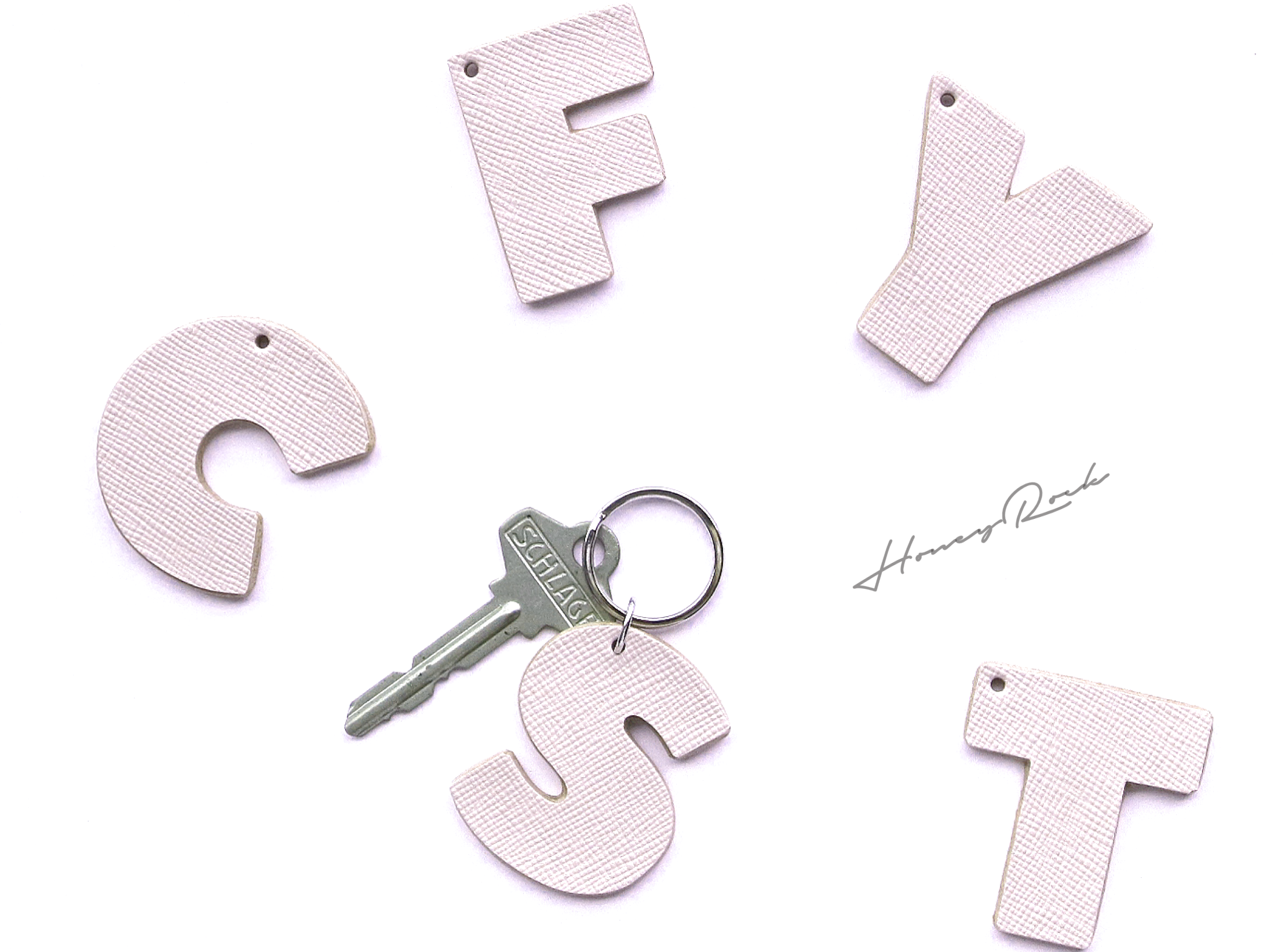 ［型押しレザー］アルファベットキーホルダー　ミルクピンク        Ω