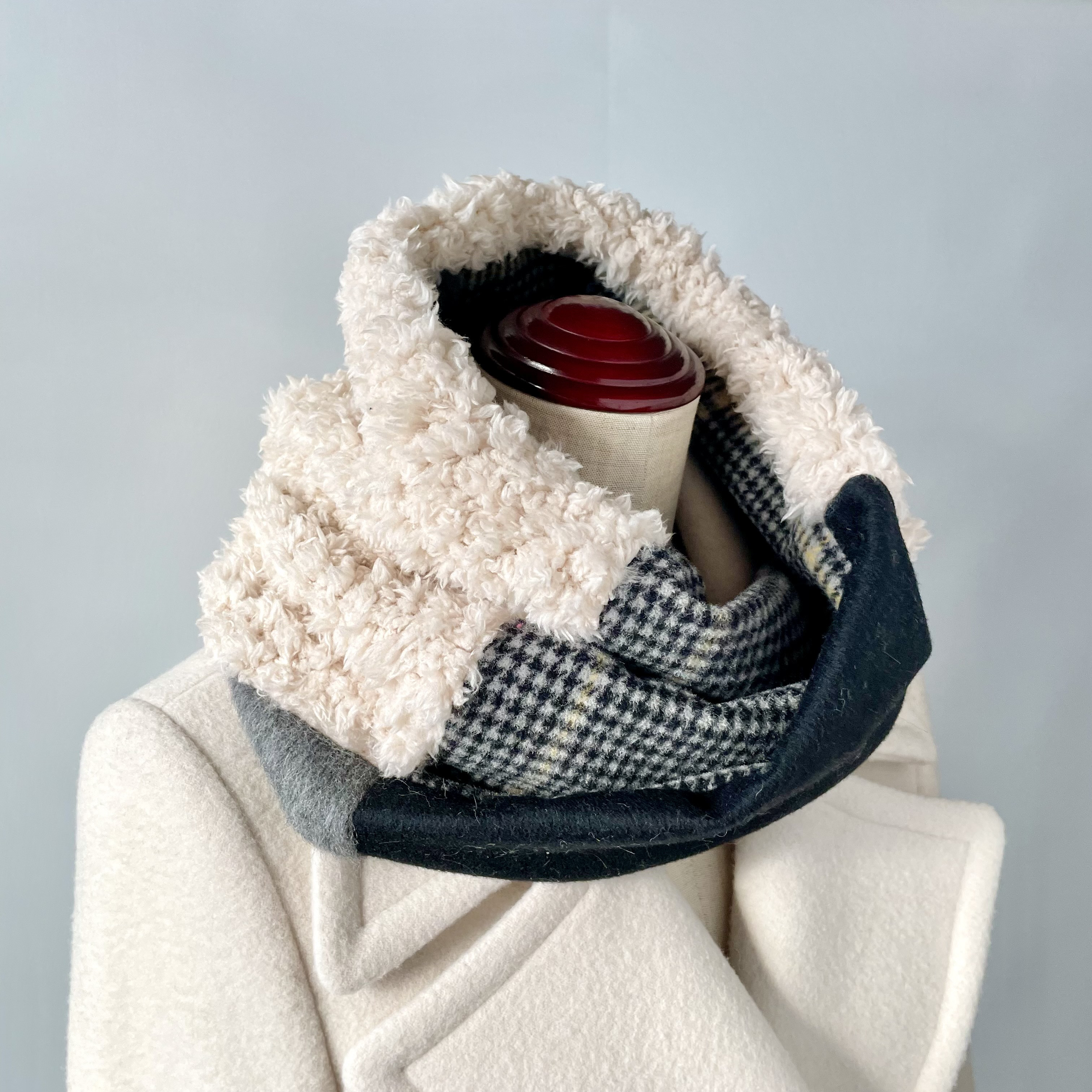 (再販)グレーと黒の千鳥格子ウールにライトベージュのエコファーが気持ちいい❤︎パッチワークスヌード