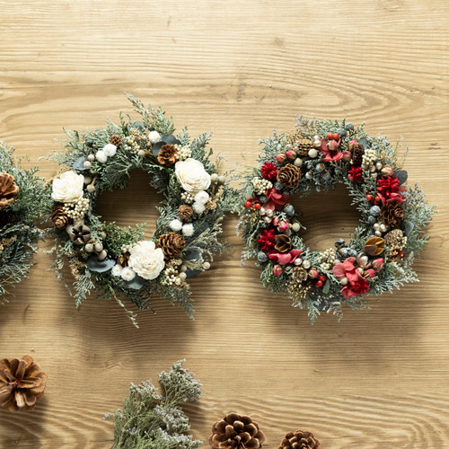 雪降るヒノキのクリスマスリース 23cm(ローズレッド) リース La