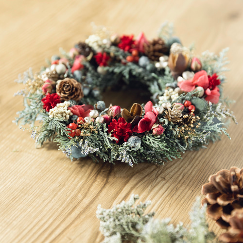 雪降るヒノキのクリスマスリース 23cm(ローズレッド) リース La