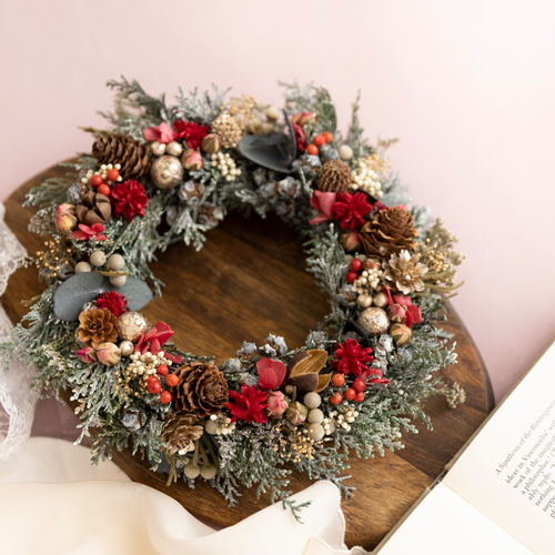 雪降るヒノキのクリスマスリース 23cm(ローズレッド) リース La