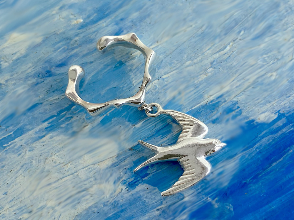 揺れる大きなツバメのイヤーカフ【右耳用】