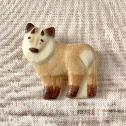 Sold】陶器のカモシカブローチ／モカブラウン ブローチ うずらミックス  