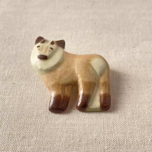 Sold】陶器のカモシカブローチ／モカブラウン ブローチ うずら 